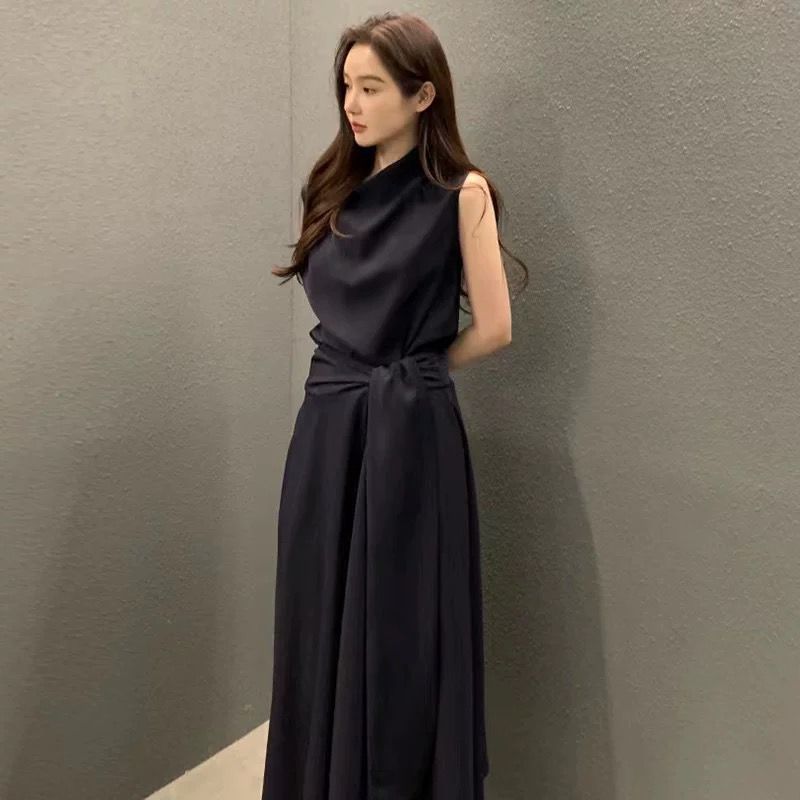 FRENCH-STYLE SLEEVELESS DRESS